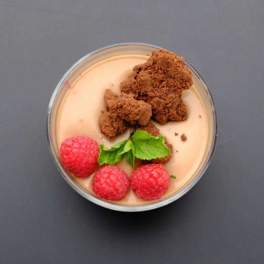 Dessert al cucchiaio con lamponi freschi