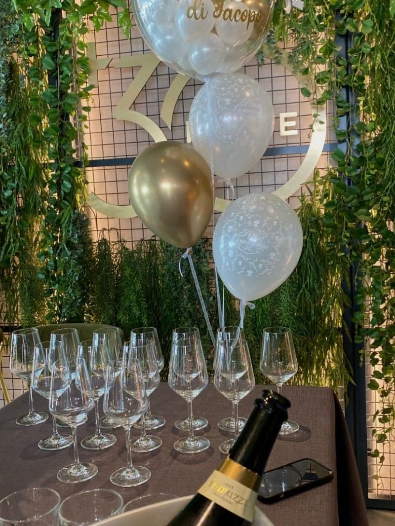 Allestimento con palloncini per una festa di laurea