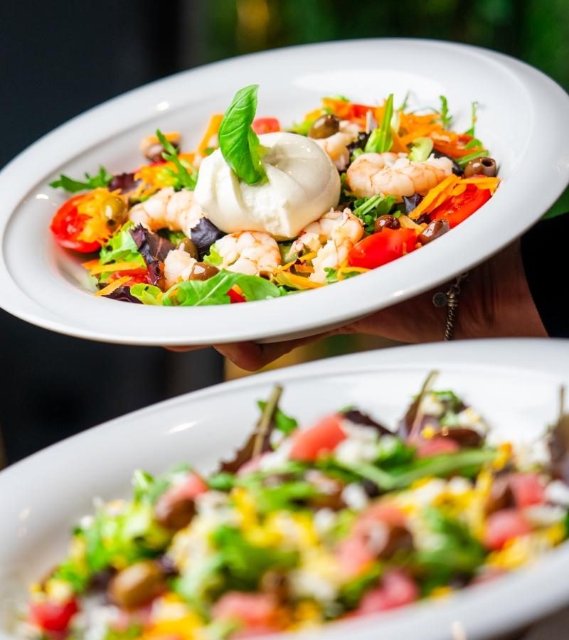 Insalate con gamberi e burrata per il pranzo