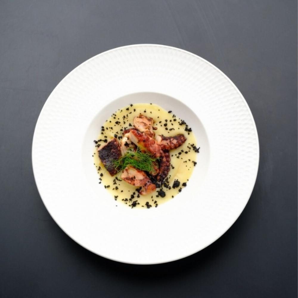 Piatto della cena su crema vellutata