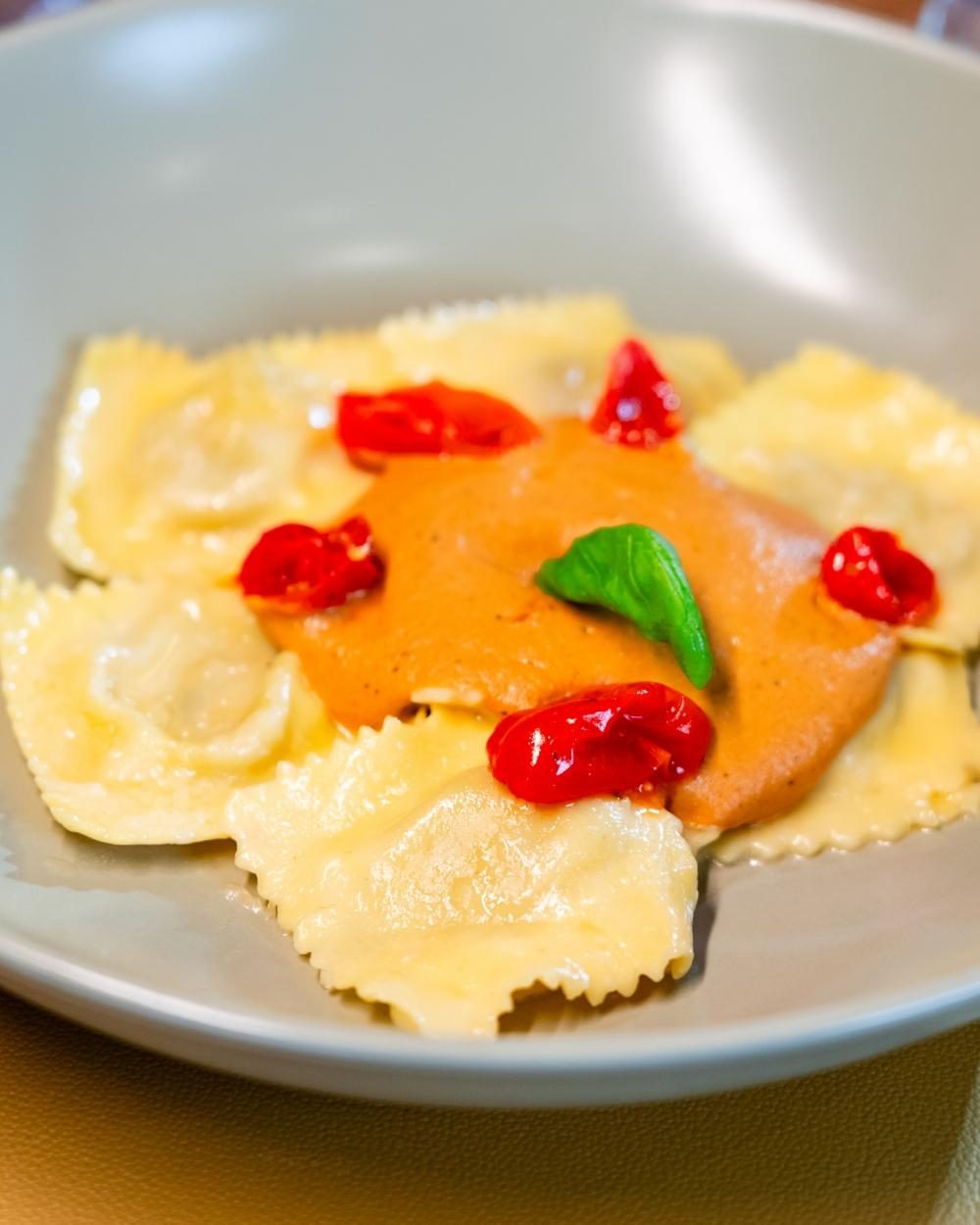 Ravioli con salsa di pomodorini